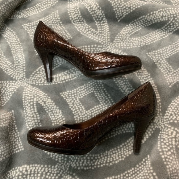 Anne Klein wystere croc embossed brown heels - Picture 3 of 5